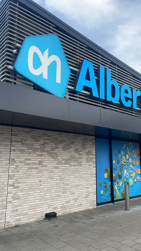 Close-up van het gereinigde Albert Heijn logo en de pui