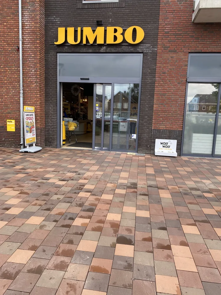 Gereinigde gevel met het Jumbo-logo