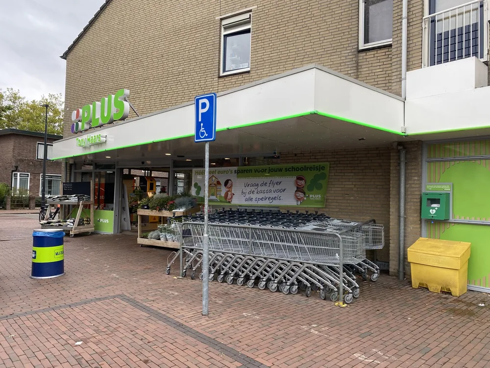 PLUS Tony Haars: entree met winkelwagens netjes gestald